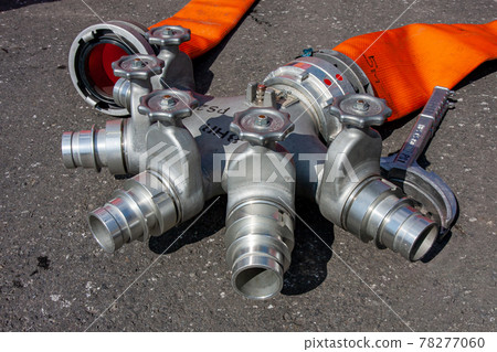Branching a fire hose for spraying water (Tachikawa City, Tokyo) 78277060