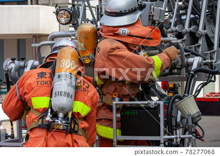 Firefighters performing rescue operations (Tachikawa City, Tokyo) 78277068