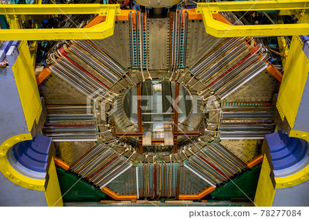 The laboratory's huge experimental facility (Tsukuba, Ibaraki) 78277084