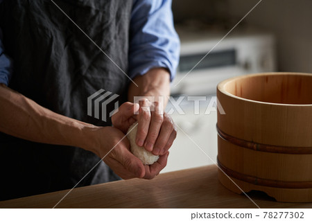 一個拿著飯糰的男人 一個拿著飯糰的男人 78277302
