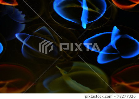 抽象背景：黑色背景光的漸變圖案 78277326