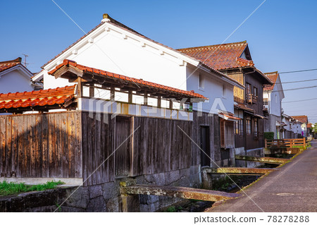 晴天的清晨，倉吉白牆倉庫的街景（倉吉市內吹玉川傳統建築群保護區） 78278288