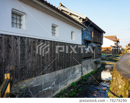 晴天的清晨，倉吉白牆倉庫的街景（倉吉市內吹玉川傳統建築群保護區） 78278290