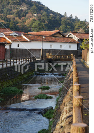 Early morning on a sunny day, the cityscape of the Kurayoshi White Wall Warehouses (Kurayoshi City Uchibuki Tamagawa Traditional Buildings Preservation Area) 78278296