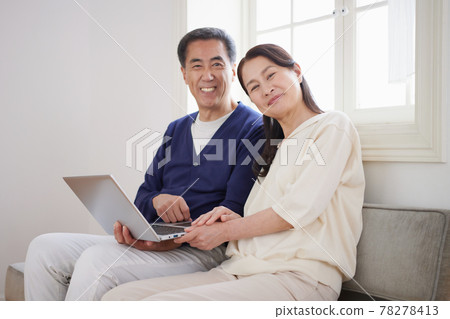放鬆在客廳的資深夫婦 78278413