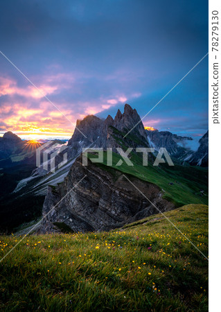 Sunrise at the mountain peaks of seceda in the dolomites. 78279130