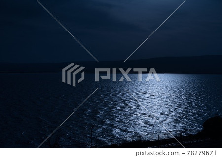 夜間在有明海表面反射的月光 夜間在有明海表面反射的月光 78279671
