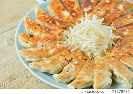Dumplings, gyoza, gyoza, Hamamatsu dumplings, round serving, boiled bean sprouts. Dumplings, gyoza, gyoza, Hamamatsu dumplings, round serving, boiled bean sprouts. 78279785
