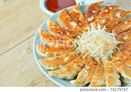 Dumplings, gyoza, gyoza, Hamamatsu dumplings, round serving, boiled bean sprouts. 78279787