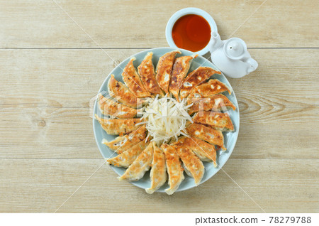 Dumplings, gyoza, gyoza, Hamamatsu dumplings, round serving, boiled bean sprouts. Dumplings, gyoza, gyoza, Hamamatsu dumplings, round serving, boiled bean sprouts. 78279788
