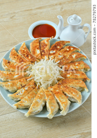 Dumplings, gyoza, gyoza, Hamamatsu dumplings, round serving, boiled bean sprouts. Dumplings, gyoza, gyoza, Hamamatsu dumplings, round serving, boiled bean sprouts. 78279793
