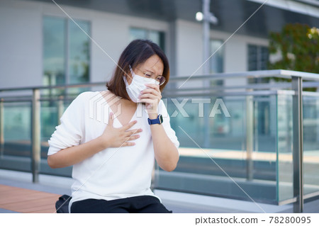 Woman wearing face mask protect filter against air pollution (PM2.5) or wear N95 mask. protect pollution, anti smog and viruses, Air pollution caused health problem. environmental pollution concept. 78280095