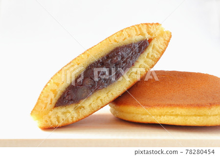 Cross section of dorayaki 78280454