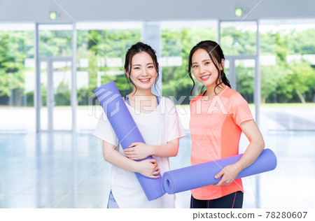 在健身房做瑜伽的年輕女人 78280607