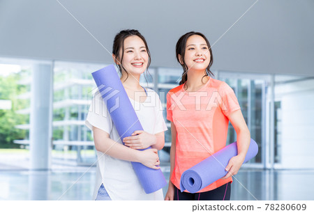 在健身房做瑜伽的年輕女人 78280609