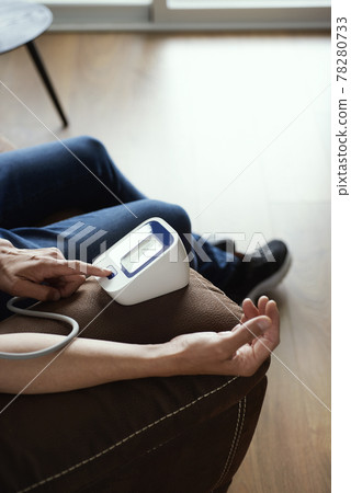 using an electronic sphygmomanometer using an electronic sphygmomanometer 78280733