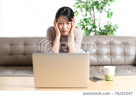 在筆記本電腦前遇到麻煩(壓力)的年輕女性 在筆記本電腦前遇到麻煩(壓力)的年輕女性 78281047