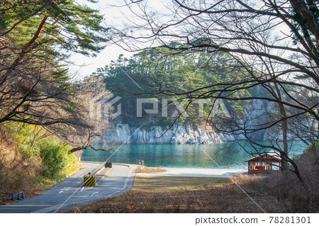 灌木叢外壯觀的藍色景色 灌木叢外壯觀的藍色景色 78281301