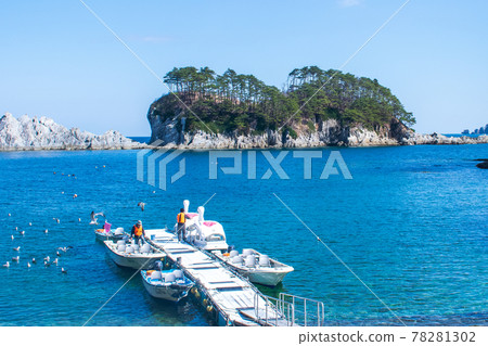 藍色的大海和白色的船 藍色的大海和白色的船 78281302