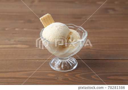 Vanilla ice cream table with wafers 78281386