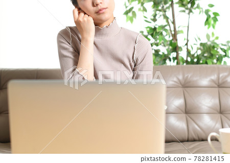一位年輕女子在筆記本電腦前擔心（思考） 78281415