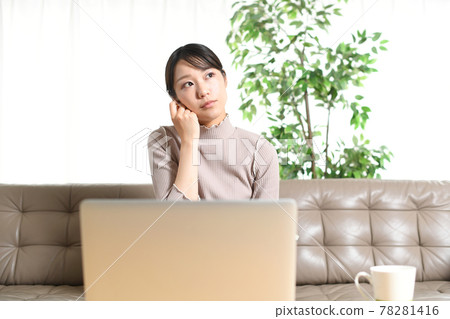 一位年輕女子在筆記本電腦前擔心(思考) 一位年輕女子在筆記本電腦前擔心(思考) 78281416
