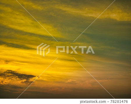 新潟市的日本海日落和凝結尾跡 78281476