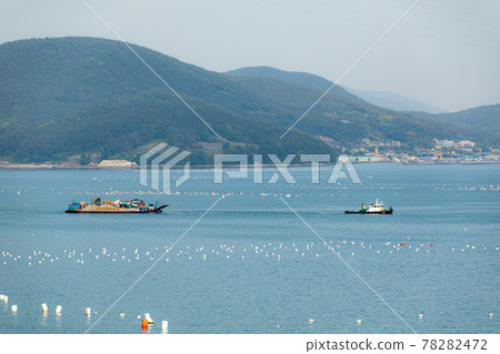 Towed work boat 78282472