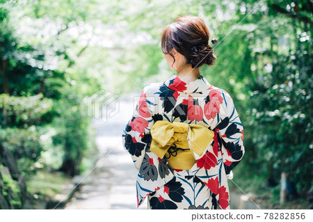 Back of a woman in a yukata 78282856