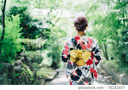 一個女人穿著浴衣 78282857