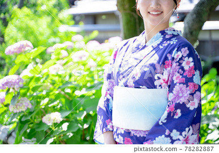A woman sightseeing in Kyoto in a yukata 78282887
