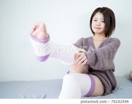[Indoor] A woman dressed in a room wear 78282896