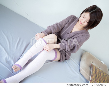 [Indoor] A woman dressed in a room wear 78282897