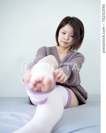 [Indoor] A woman dressed in a room wear 78282898