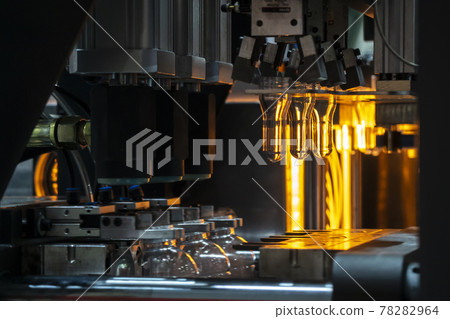 The preform shape of PET bottle in the blowing mold . 78282964