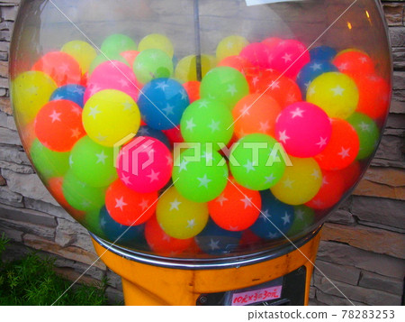 五顏六色的橡皮球扭蛋 五顏六色的橡皮球扭蛋 78283253