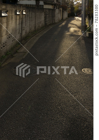 有發光郵箱和道路的牆,谷中 有發光郵箱和道路的牆,谷中 78283380