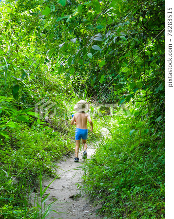 孩子走到河邊 78283515