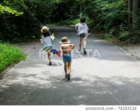 孩子們跑向河邊 78283516