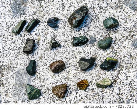 I tried collecting pebbles on the riverbank I tried collecting pebbles on the riverbank 78283728