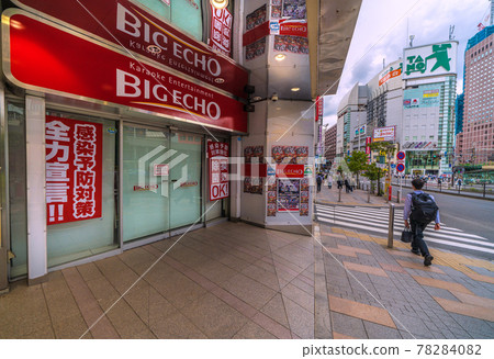 緊急狀態下的日本東京城市景觀。暫時關閉的卡拉OK...右後方是新宿大守衛西路口=6月3日 78284082