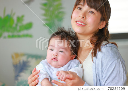 Infant holding mother's hand_smiling parent and child 78284209