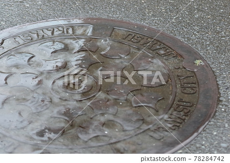 Manhole on a rainy day 78284742