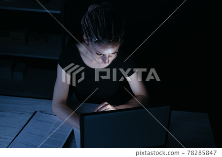 Concentrated woman preparing to exams at night Concentrated woman preparing to exams at night 78285847