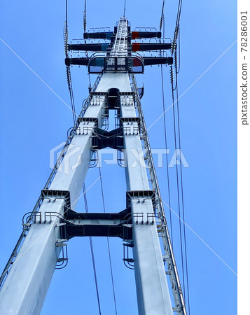An unusual power transmission tower 78286001