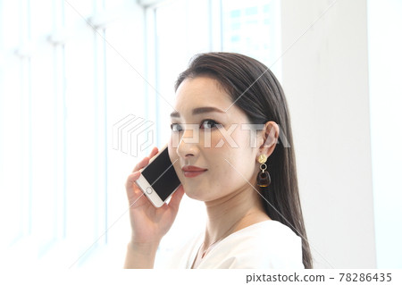 美麗的年輕女子，戴著手機 78286435