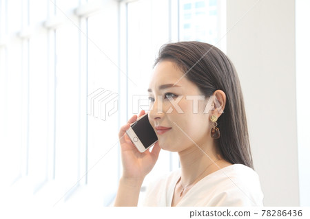 美麗的年輕女子,戴著手機 美麗的年輕女子,戴著手機 78286436
