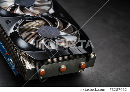 A video card with three fans is hardly a powerful cooling system. A video card with three fans is hardly a powerful cooling system. 78287012