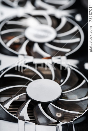 A video card with three fans is hardly a powerful cooling system. A video card with three fans is hardly a powerful cooling system. 78287014