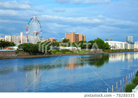 從隅田川上的大台橋可以看到新綠的荒川遊樂園的嫩葉和新摩天輪。 78288335